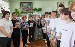 Подарок от выпускников. Классика и душевная теплота в библиотеке