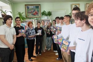 Подарок от выпускников. Классика и душевная теплота в библиотеке