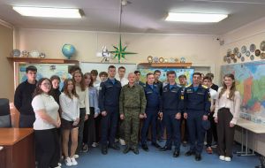 Старшеклассники встретились с военными лётчиками