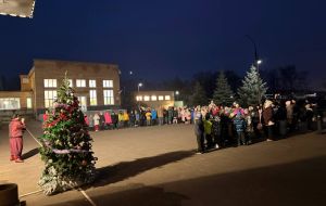 Новогодняя ёлка зажглась для начальной школы!